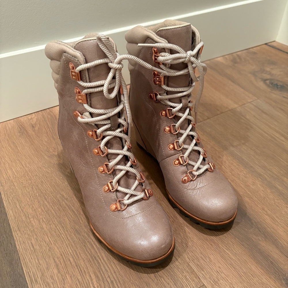 Sorel Conquest Holiday Edition Wedge Waterproof Boots - Size 9